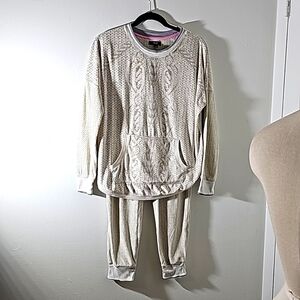 Simply Vera Vera Wang pjs size small. Gray and‎ white. Cozy velour.